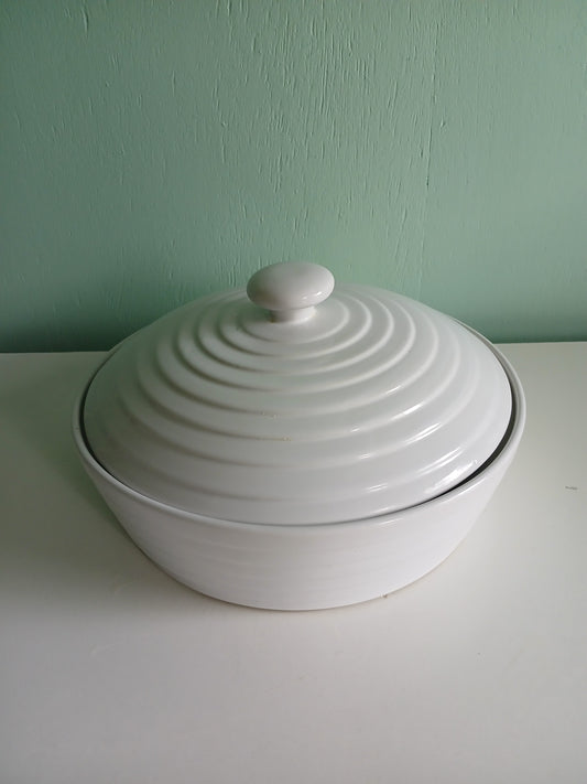 Heavy  duty casserole dish with lid