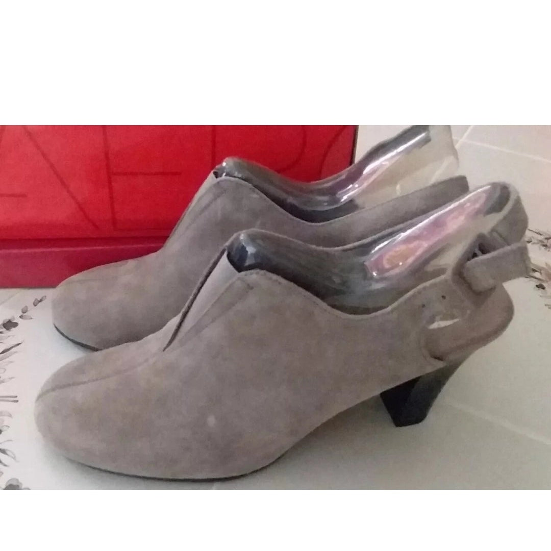 Ladies Aerosoles Ankle Boots - Size 8 - Gray Suede